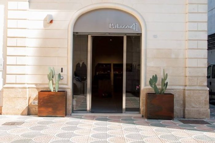 Brindisi- Preso di mira negozio di abbigliamento da poco inaugurato. Ladri via col bottino "griffato".