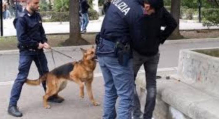 Taranto - Tenta di disfarsi della droga alla vista della Polizia. Arrestato 17enne