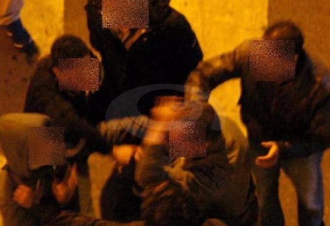 Taranto - Se le danno di santa ragione dopo la partita di calcio: 3 tifosi arrestati
