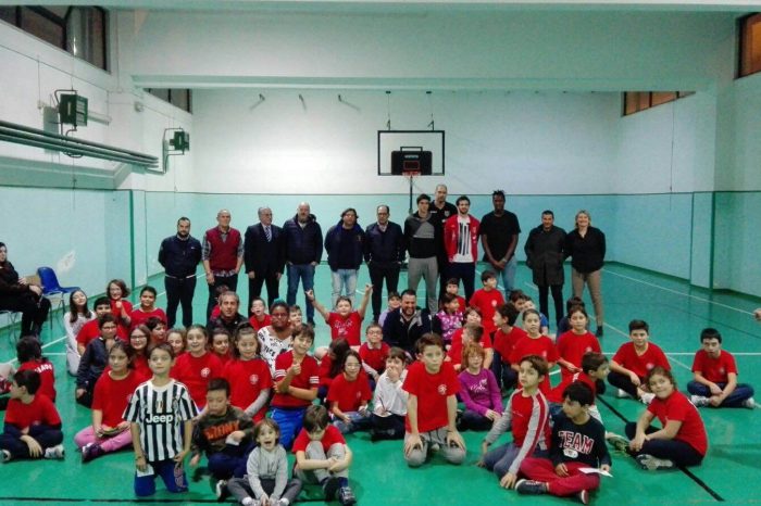 Taranto - La Pu.Ma. Trading Taranto festeggia la vittoria con i bambini del minibasket