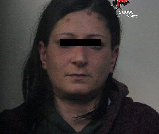 Taranto - Entrano in casa di un anziano: picchiato e derubato. Arrestata una donna, ricercato il complice