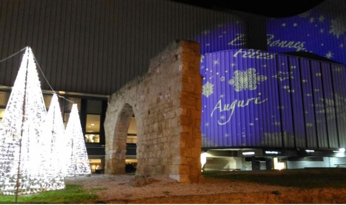 Brindisi- Fascio di luci natalizie sul Nuovo teatro Verdi grazie a un nuovo proiettore