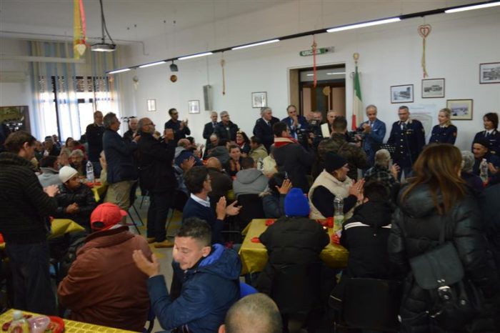 Bari - Poliziotti di Bari cuochi per un giorno: a Natale speciale menù per il “Pranzo della Solidarietà”