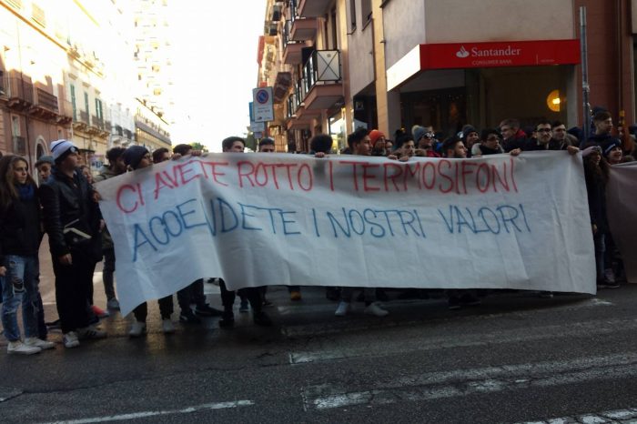 Taranto - Aule gelide, gli studenti protestano: «Vogliamo un colloquio con la Provincia»