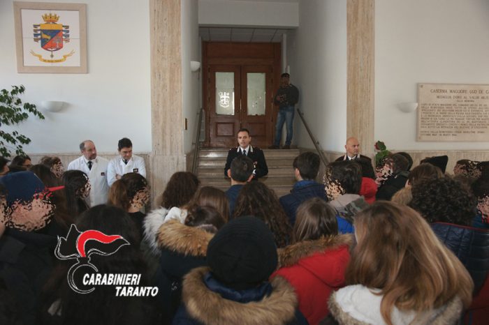 Taranto - Imparando la legalità: gli studenti della Colombo alla caserma De Carolis | FOTO