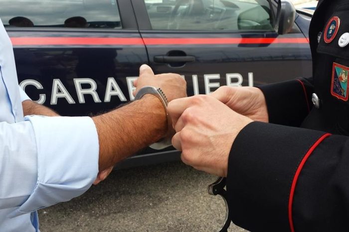 Taranto, tangenti - 18mila euro nascosti in scatole di vernici e panettoni. Arrestato un carabiniere | NOME