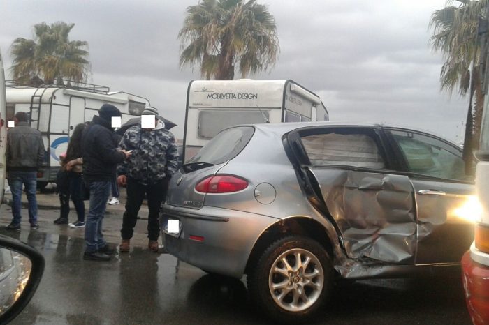 Taranto - Incidente tra automobile e pullman Amat, sul posto il 118 | FOTO