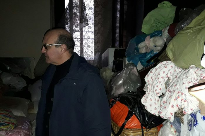 Taranto – Sepolta in casa dai rifiuti, così vive un’anziana donna. Don Luigi: «Ma funzionano i Servizi Sociali?» | FOTO