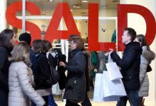 Saldi invernali in Puglia 2026 in vetrina con cartelli sconto