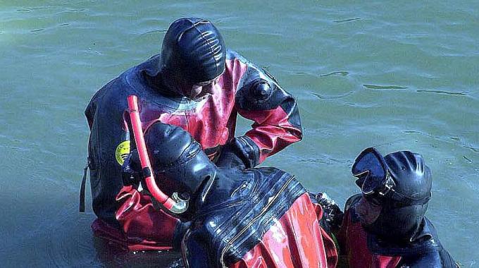 Taranto - Affonda peschereccio. Intervento dei Vigili del Fuoco