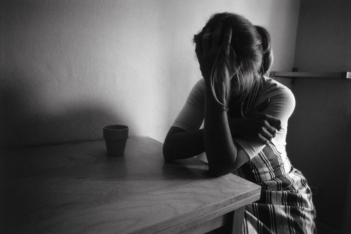 Lecce - Nel letto della figlia 13enne per abusarne sessualmente. Arrestato