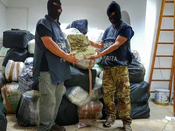 Lecce- Una tonnellata di marijuana nel tir, arrestato 66enne brindisino - Puglia Press (Comunicati Stampa)