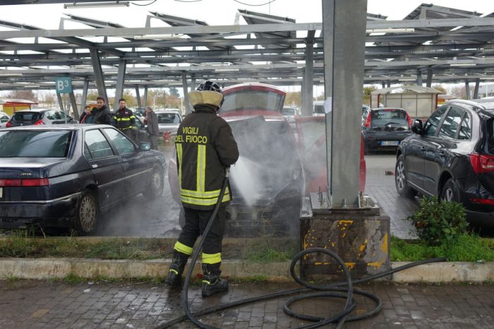 Taranto - Mette in moto e l'auto va fuoco. Paura all'Ipercoop |FOTO