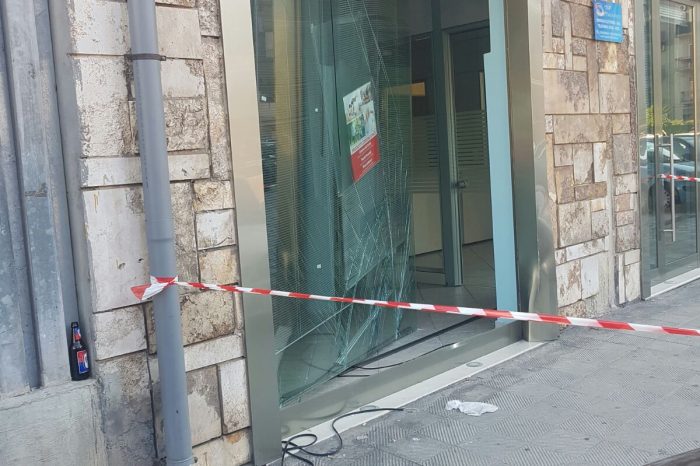 Taranto - Tenta il parcheggio ma qualcosa va storto e sfonda la vetrina di un negozio