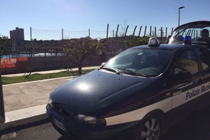Brindisi- Polizia municipale in via del Mare: quattro operai al lavoro per la recinzione. Inviati gli atti in procura