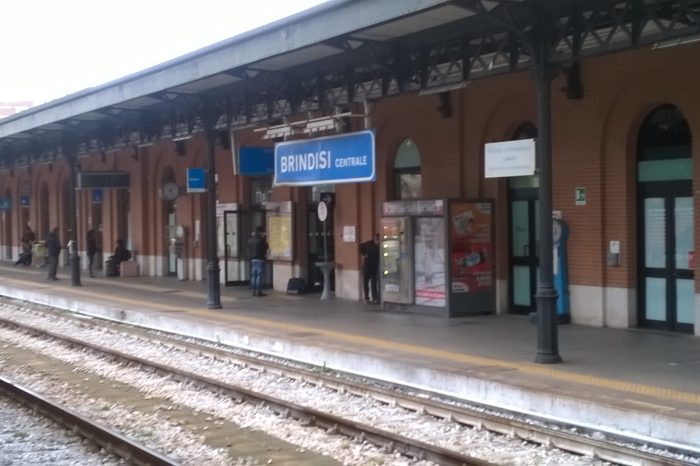 Brindisi- Scende dal treno per una sigaretta, ma quando prova a risalire scivola e viene schiacciato.
