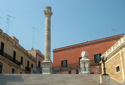 Brindisi- Colonna illuminata per la prima edizione della Giornata Nazionale del Paesaggio