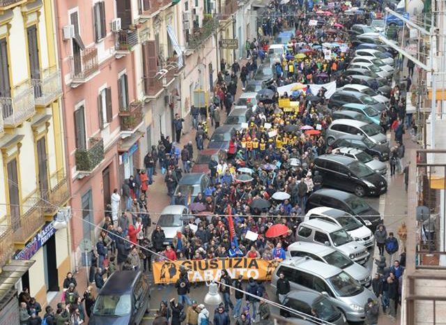 Taranto - Cittadini in piazza per chiedere "Giustizia per Taranto"