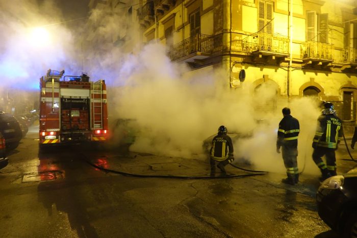 Taranto - Paura in via Minniti, un'automobile in corsa prende fuoco | FOTO