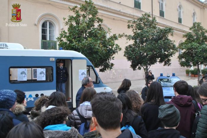 Taranto - "Questo non è amore" la Polizia di Stato vicina alle donne nel giorno di San Valentino