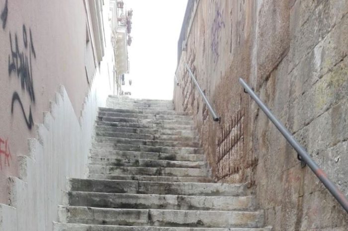 Brindisi- Effettuata la pulizia delle scalinate che conducono in via Porta Lecce