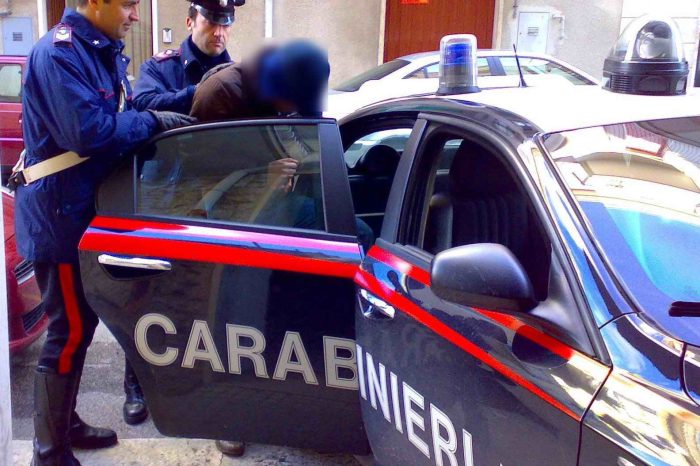Taranto - Insoliti movimenti nell'abitazione di un 22enne, i Carabinieri piombano in casa del giovane.
