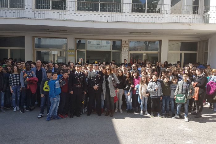 Brindisi- I Carabinieri incontrano gli alunni della scuola media di Torre Santa Susanna