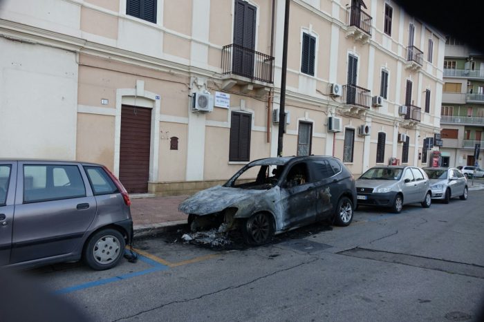 Taranto – Data alle fiamme l'auto del direttore del "Corriere del Giorno" De Gennaro | FOTO