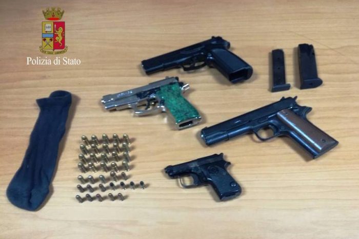 Taranto - Nella canna fumaria 4 pistole e cartucce, indagini della Polizia