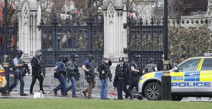 ULTIM'ORA - Attentato al Parlamento di Londra. Un morto e 12 feriti