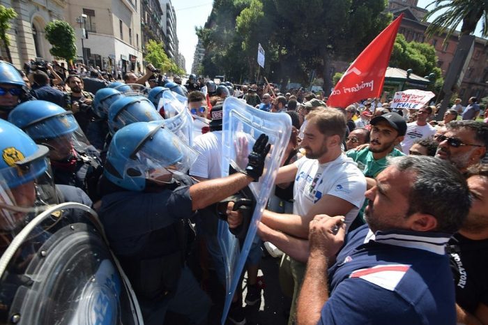 Taranto - I cittadini lo contestano e lui va in procura. L'on. Pelillo denuncia 15 ambientalisti