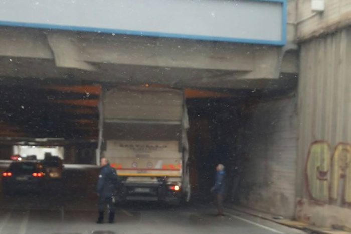 Taranto - Camion resta incastrato sotto il ponte in Via Dante | FOTO