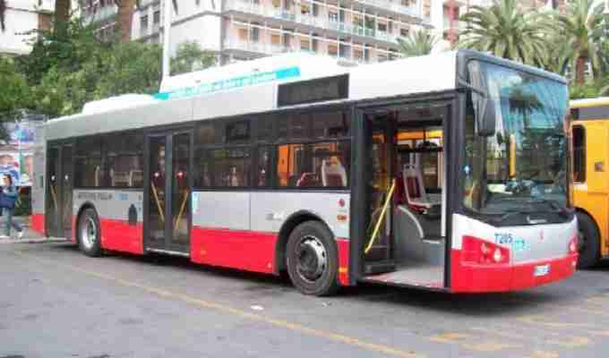 Bari - Minorenni violenti minacciano autista del bus, denunciati