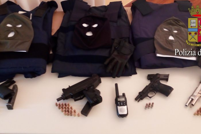 Bari - Passamontagna, antiproiettile e armi con il colpo in canna, la Polizia arresta commando pronto a seminare il panico
