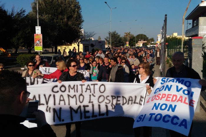 Brindisi- San Pietro/  "L'Ospedale non si tocca"; a centinaia in strada per manifestare contro il piano di riordino ospedaliero. LE FOTO