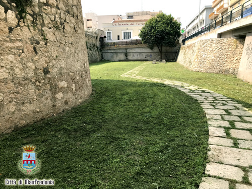 Foggia - ripulite le antiche mura dello storico Torrione Santa Maria di Manfredonia