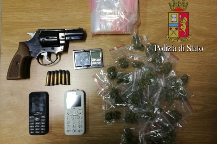 Bari- I falchi piombano in casa e lo arrestano, 28enne nascondeva droga e una pistola