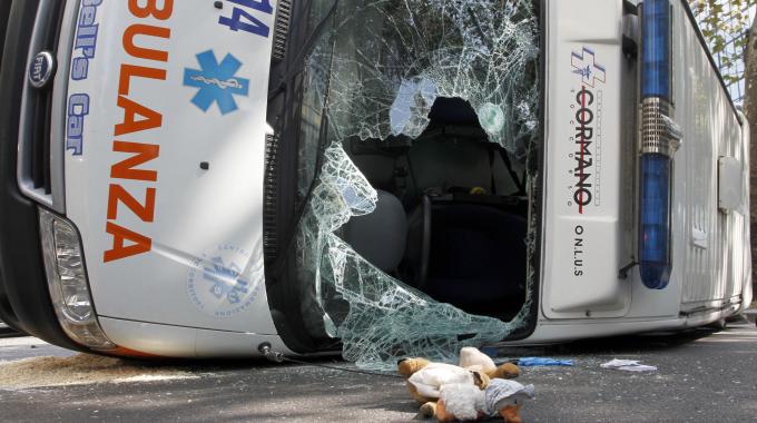 Taranto – Si ribalta un’ambulanza: trasportato il conducente in codice giallo