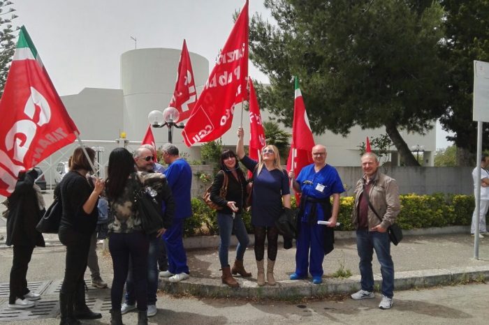 Taranto - Manifestazione di protesta dei lavoratori della Cittadella della Carità.