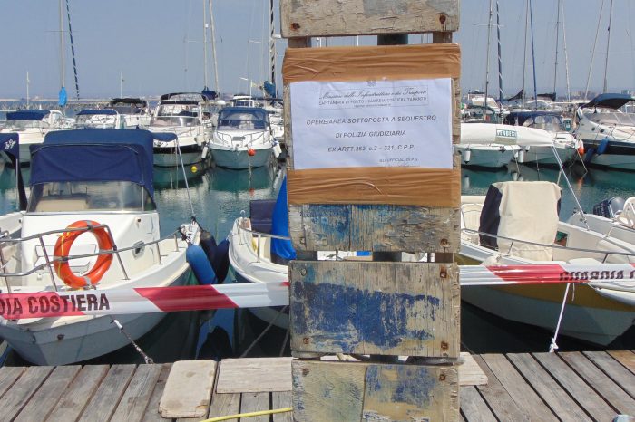 Taranto - La Guardia Costiera sequestra le strutture abusive di un noto cantiere navale.
