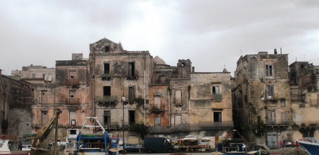 Taranto - Paura in "Città Vecchia" : un rapinatore armato di siringa.