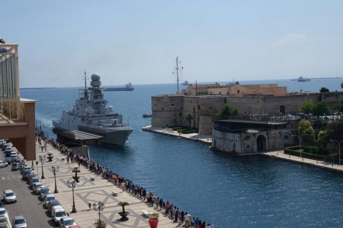 Taranto - Apertura straordinaria del Ponte Girevole per il passaggio della fregata “Carabiniere".  (FOTO)