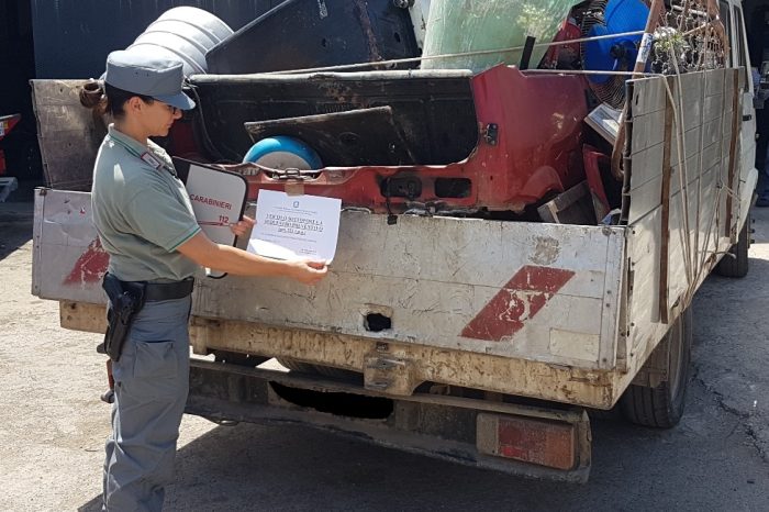 Brindisi- Trasportava senza autorizzazione rottami e batterie per auto, sequestrati rifiuti e camion
