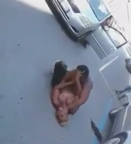 Taranto - Nude in strada a darsele di santa ragione. Il video diventa virale | VIDEO