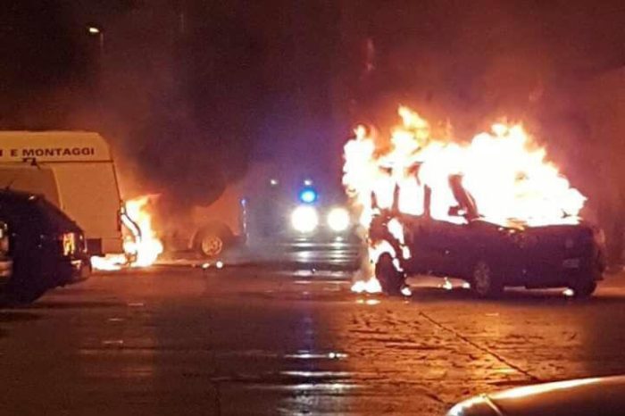 Taranto - Paura ai Tamburi: 3 auto incendiate.
