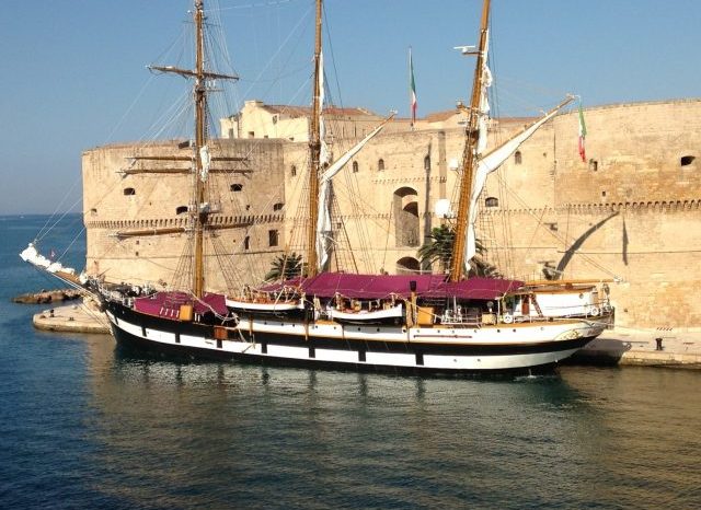 Taranto - Arriva la bellissima nave Palinuro della Marina Militare. Ecco quando sarà possibile visitarla