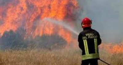 Taranto – Pomeriggio di paura a Città Giardino: incendio distrugge 15 ettari di terreno.