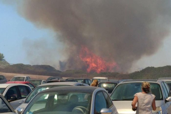 Flash Taranto - Vasto incendio a Lama: in azione due squadre dei Vigili del Fuoco.