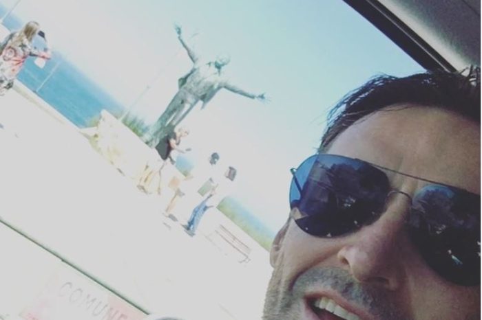 Bari- Wolverine arriva in Puglia e canta "Volare" davanti alla statua di Domenico Modugno