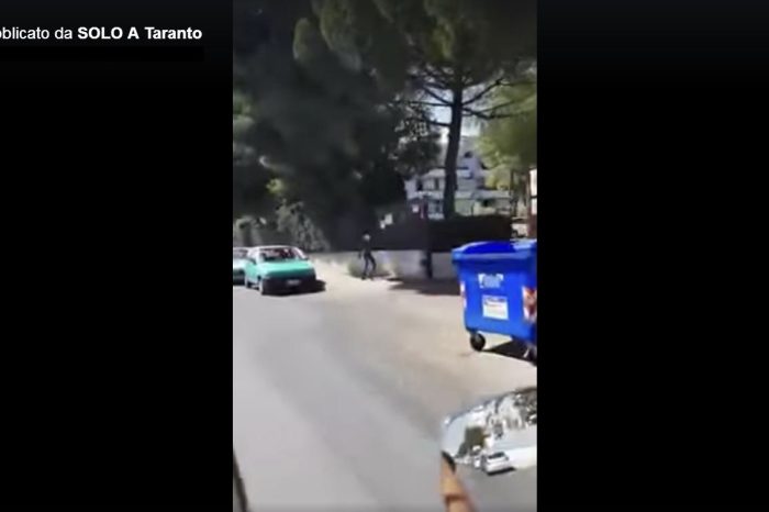 Taranto - A spasso per la città, nudo. (VIDEO)
